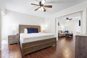 Condo, 1 très grand lit et 1 canapé-lit, vue sur le complexe (1B) | Décor unique, ameublement unique, fer et planche à repasser