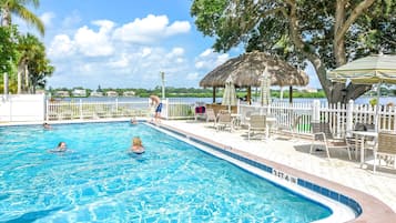 Kolam renang outdoor