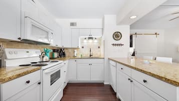 Kondominium, 1 Tempat Tidur King dengan tempat tidur Sofa, pemandangan resor (1B) | Dapur pribadi | Lemari es, microwave, oven, dan kompor