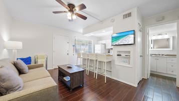 Condo, 1 giường cỡ king và sofa giường (1B) | Khu phòng khách | TV màn hình phẳng