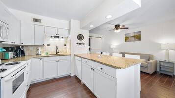 Kondominium, 1 Tempat Tidur King dengan tempat tidur Sofa, pemandangan resor (1B) | Dapur pribadi | Lemari es, microwave, oven, dan kompor