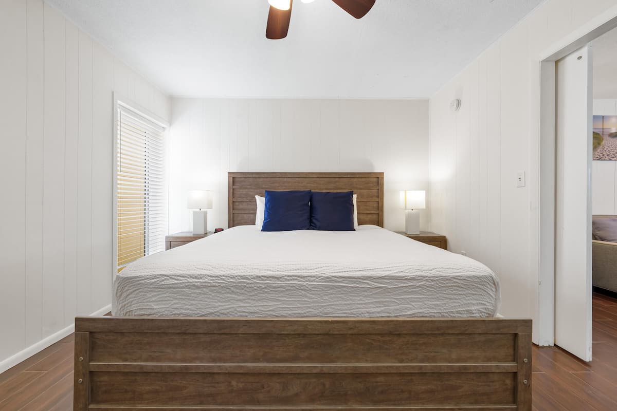 Apartment, 1 King-Bett und Schlafsofa, Blick auf die Anlage (1B) | 1 Schlafzimmer, individuell dekoriert, individuell eingerichtet