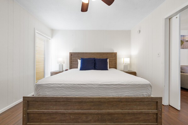 Condo, 1 très grand lit et 1 canapé-lit, vue sur le complexe (1B) | Décor unique, ameublement unique, fer et planche à repasser