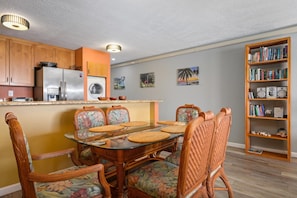 Dining - Sea Ge 1-205-oceanfront 2 Bedroom Condo by RedAwning (Kailua-Kona)