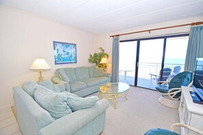 Living area - Diamond Beach 414 3 Bedroom Condo by RedAwning (Ocean City)