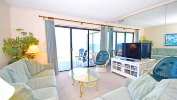 Condo, 3 habitaciones | Área de sala de estar | Televisión y reproductor de DVD