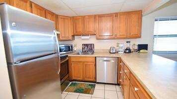 Condo, 3 habitaciones | Cocina privada | Refrigerador con congelador, microondas, horno y parrilla de estufa