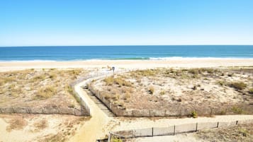 Condo, 3 habitaciones | Playa | En la playa