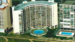 Un grand hôtel à plusieurs étages, doté d’une cour intérieure et d’une piscine.