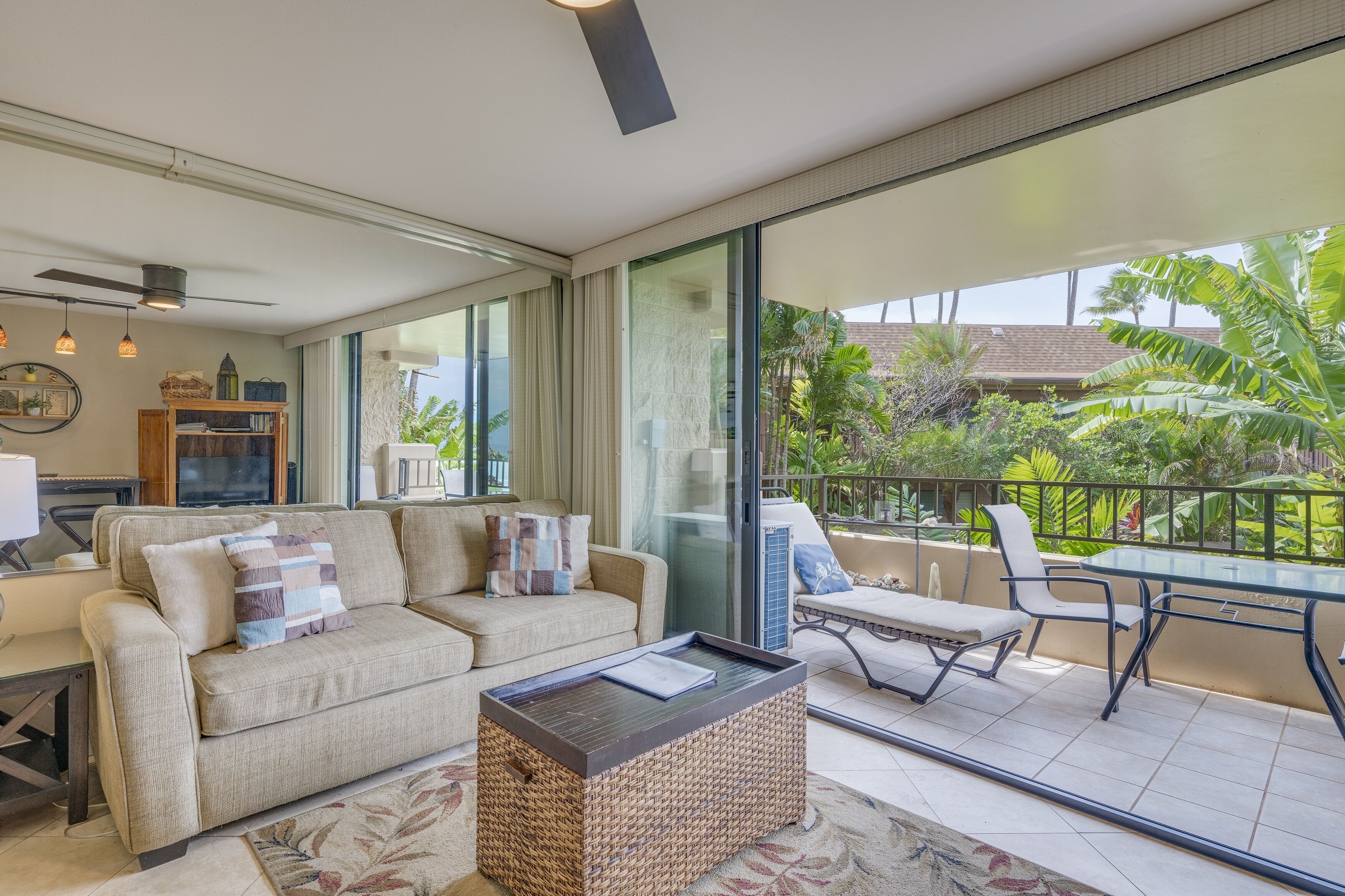 Condo, 1 chambre | Aire de séjour | Lecteur de DVD, livres