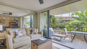 Condo, 1 chambre | Aire de séjour | Lecteur de DVD, livres