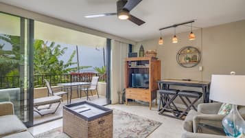 Condo, 1 chambre | Aire de séjour | Lecteur de DVD, livres