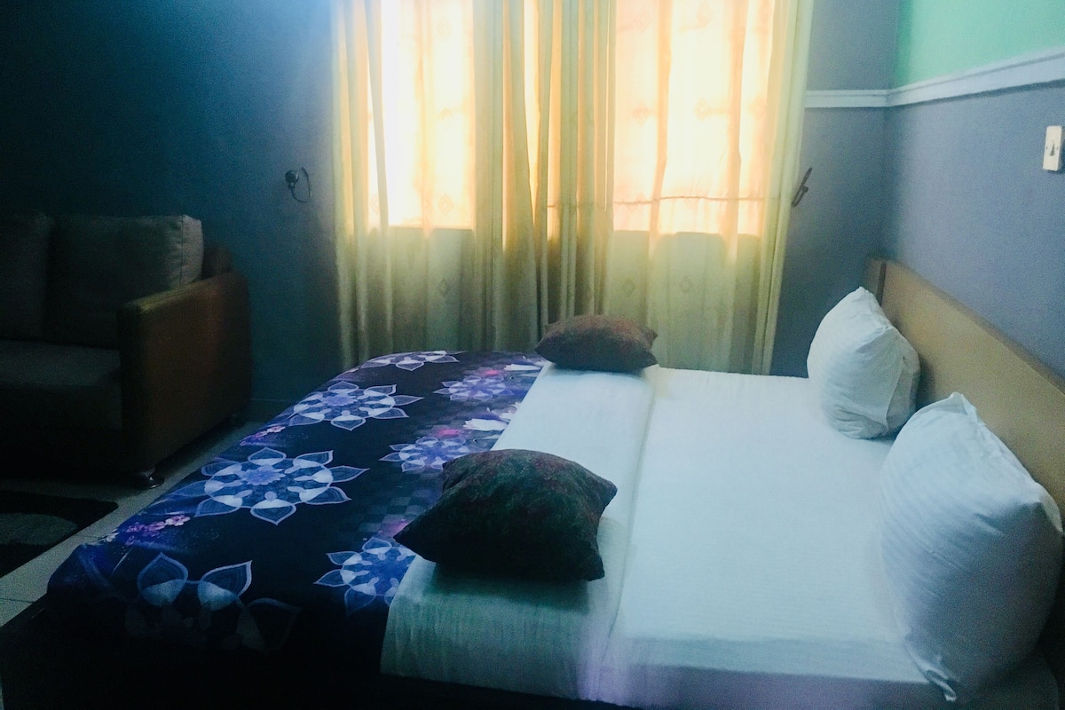 Silver Suite | Escritorio, espacio para trabajar con laptop y ropa de cama