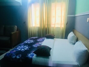 Bureau, espace de travail pour ordinateur portable, draps fournis