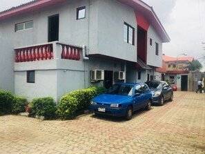 Free self-parking - Sylva Link Hotel (Lagos)