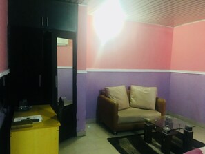 Bureau, espace de travail pour ordinateur portable, draps fournis