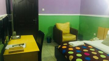 Silver Room | Meja kerja, ruang kerja ramah laptop, dan seprai linen