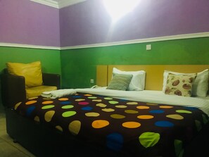 Silver Room | Desk, laptop workspace, bed sheets - Sylva Link Hotel (Lagos)