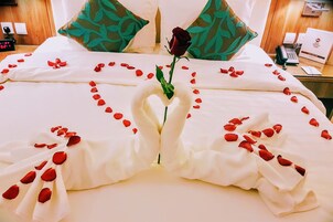 标准房, 1 张特大床, 无烟房 | 迷你吧、客房内保险箱、熨斗/熨衣板、免费婴儿床