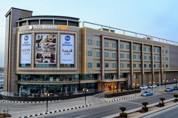 Un hotel con fachada moderna, varios pisos y una señalización destacada de 'Best Western PLUS'.