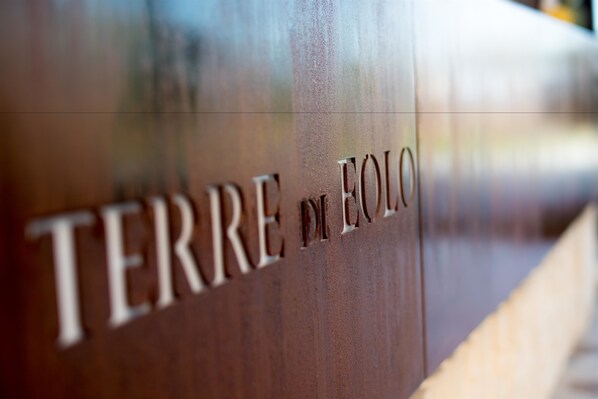 A close-up of a metallic sign with the inscription "TERRE DE FOLIO".