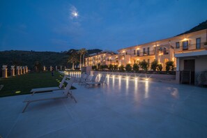 Outdoor pool, sun loungers - Best Western Plus Hotel Terre di Eolo (Patti)