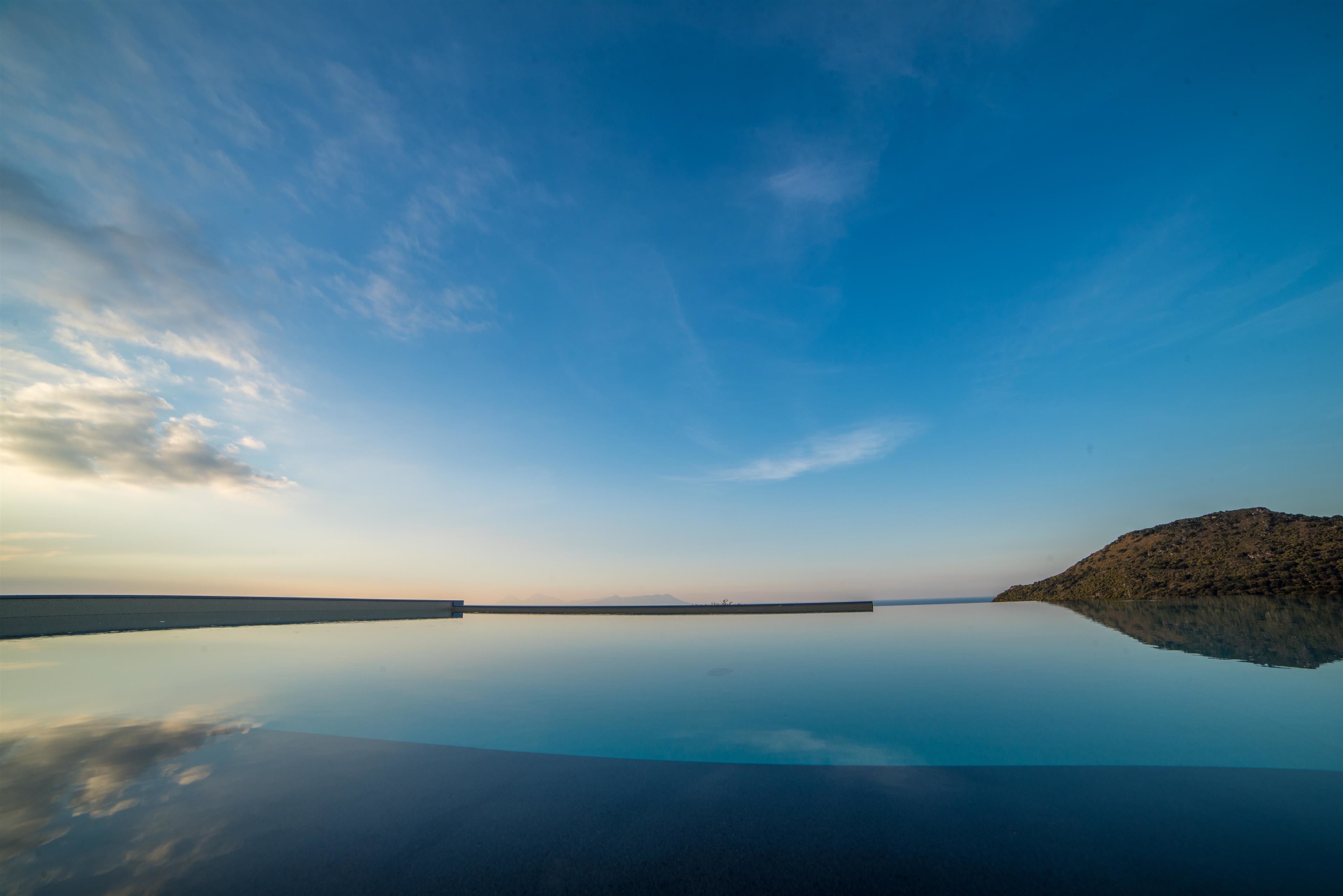 สระว่ายน้ำกลางแจ้ง, เก้าอี้อาบแดดริมสระ