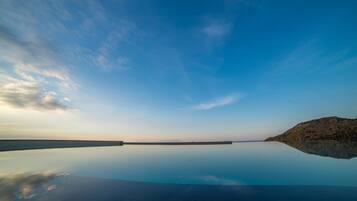 Una piscina al aire libre, tumbonas