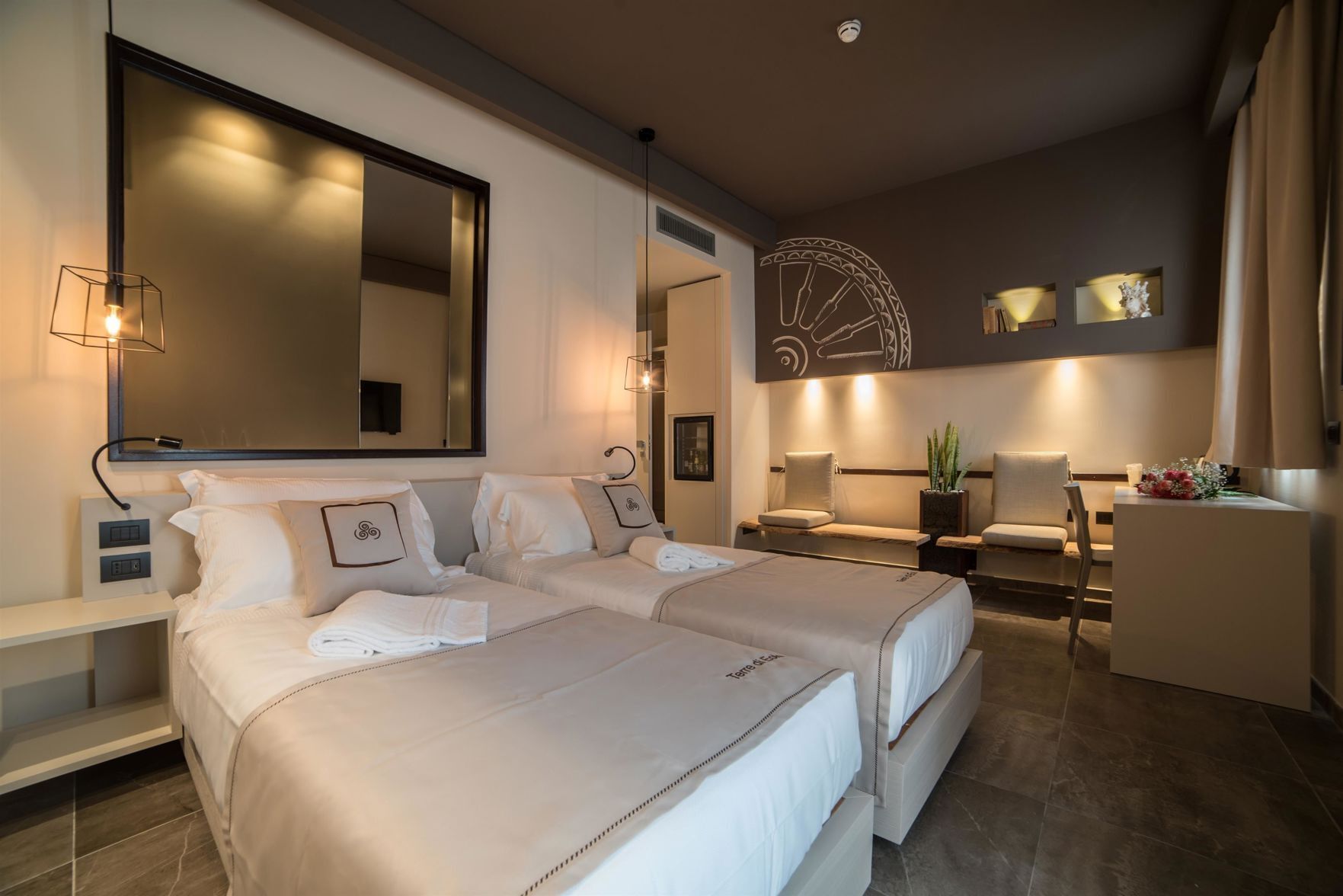 Luxe beddengoed, een minibar, een kluis op de kamer, een bureau