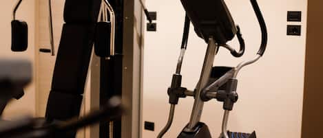 Una máquina de ejercicio con panel de control y asiento.