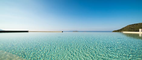 Piscina all'aperto, lettini