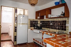 Habitación básica con 2 camas individuales, 1 habitación | Cocina privada | Refrigerador, parrilla de estufa y utensilios de cocina