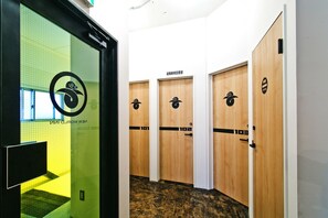 Hallway - NEW WORLD INN - Hostel (Osaka)
