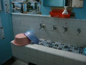 Regadera, amenidades de baño gratuitas, toallas
