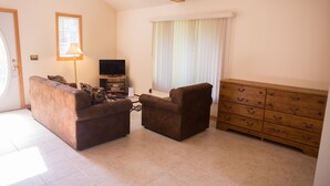 Flat-screen TV - M-22 Inn Suttons Bay (Suttons Bay)