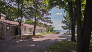 Front of property - M-22 Inn Suttons Bay (Suttons Bay)