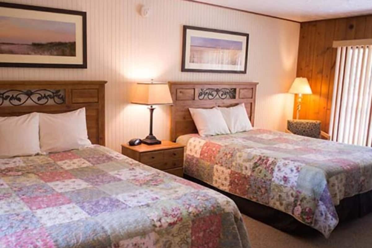 Standard Room (2 Queen) | Iron/ironing board, free WiFi, bed sheets
