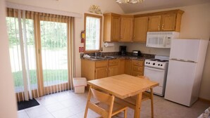 Fridge, microwave - M-22 Inn Suttons Bay (Suttons Bay)