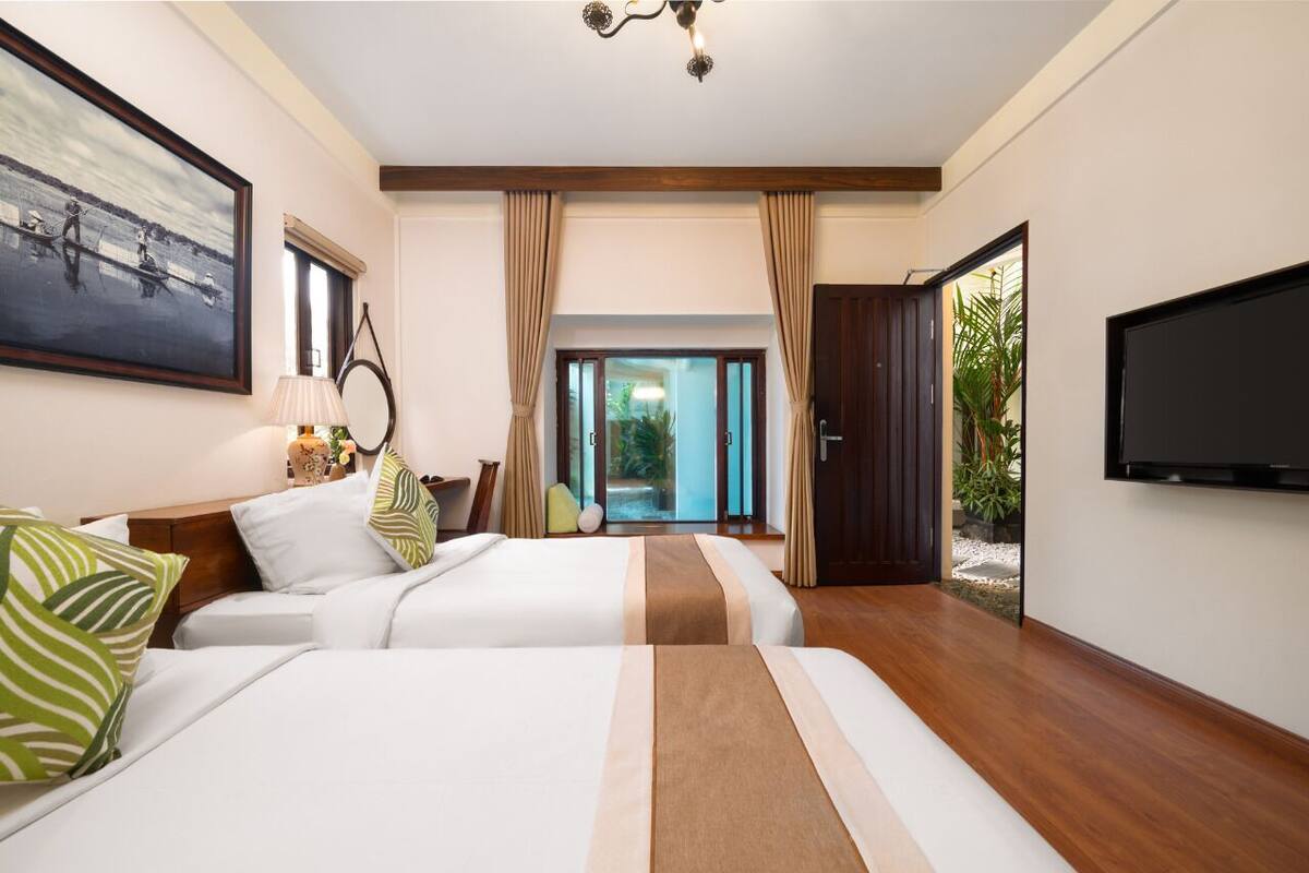 Deluxe Twin Room | Minibar, in-room safe, desk, laptop workspace