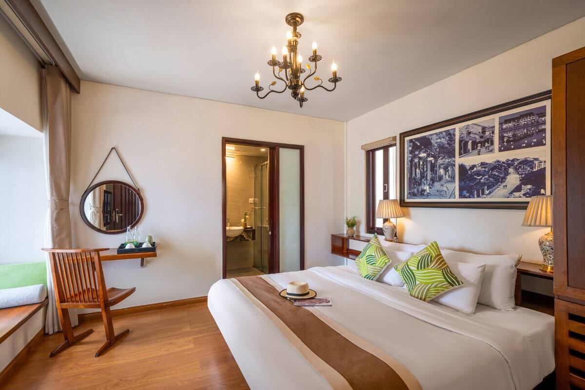 Deluxe Double Room | Minibar, in-room safe, desk, laptop workspace