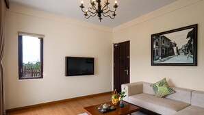 Executive Suite, River View | Living area