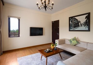 Executive Suite, River View | Living area | 42-inch flat-screen TV with cable channels, books