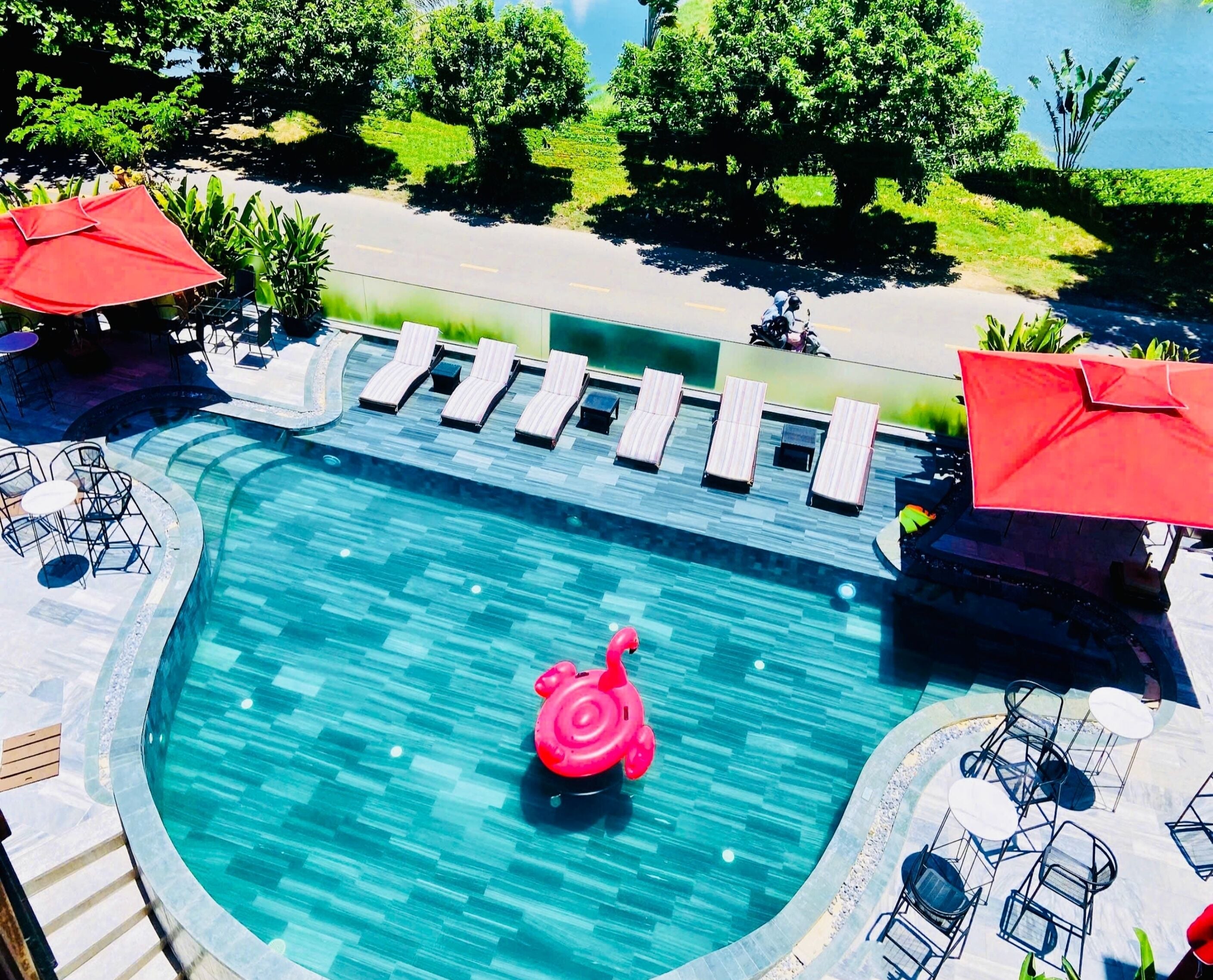 2 bars, bar en bord de piscine, bar de plage