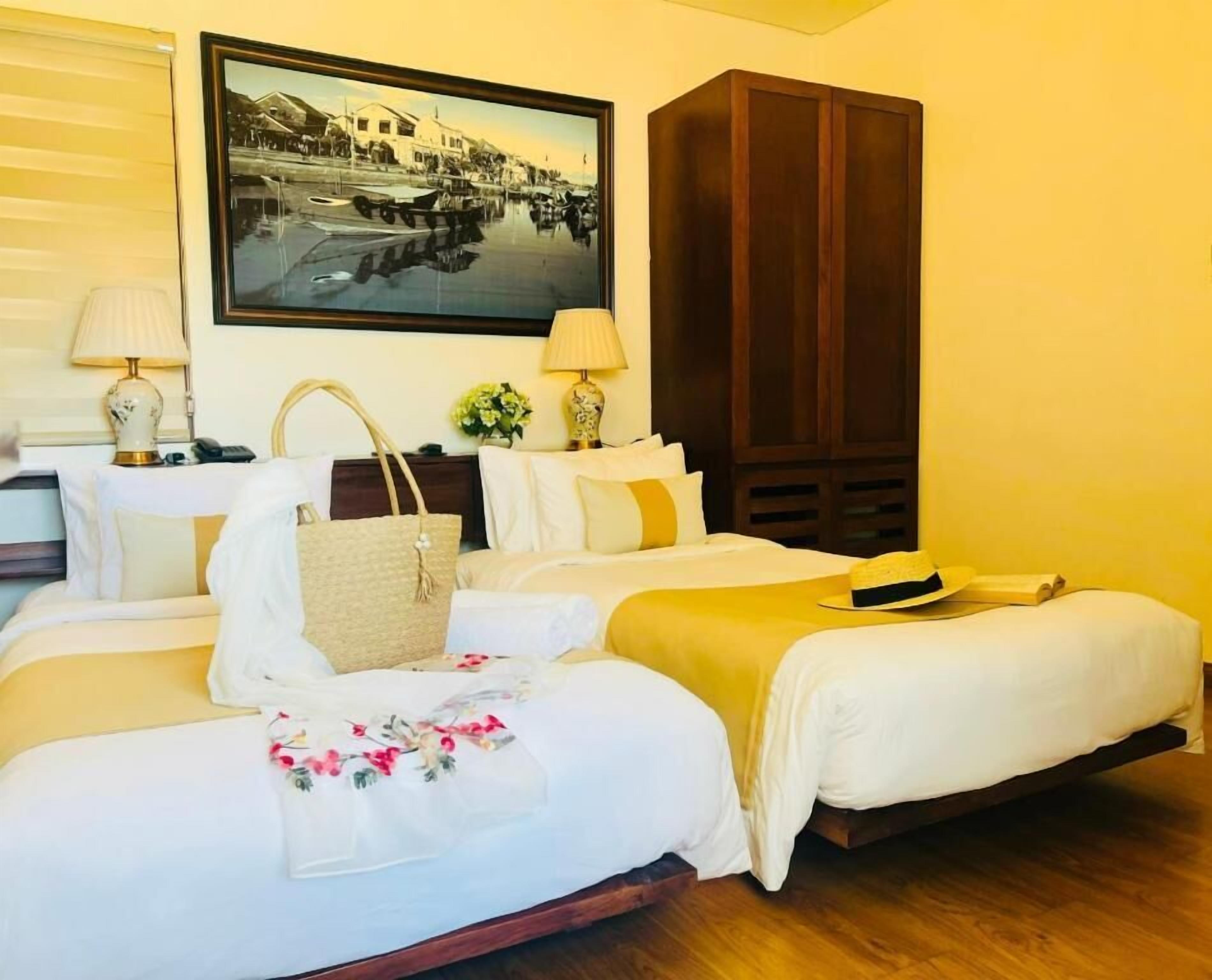 Minibar, in-room safe, desk, laptop workspace