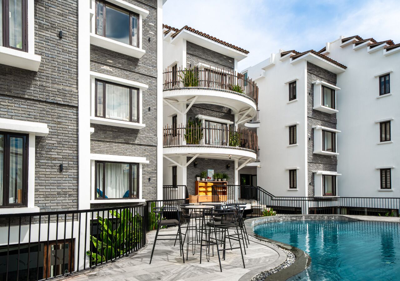 Outdoor pool, pool umbrellas, sun loungers