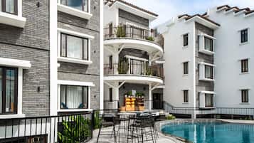 Outdoor pool, pool umbrellas, sun loungers