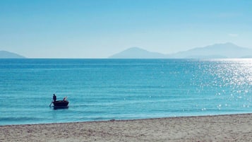 Plage à proximité, sable blanc, chaises longues, parasols