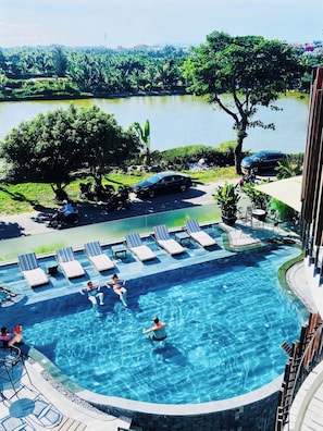 2 bars/lounges, poolside bar, beach bar