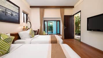 Deluxe Twin Room | Minibar, in-room safe, desk, laptop workspace