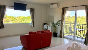Deluxe Double Room | Living area